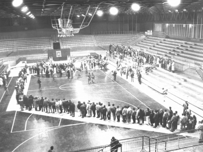 El fallecimiento de Fernando Mart�n provoc� una aut�ntica conmoci�n. Su f�retro recibi� la visita de miles de seguidores del baloncesto que quisieron dedicarle un �ltimo adi�s en el Palacio de los Deportes.