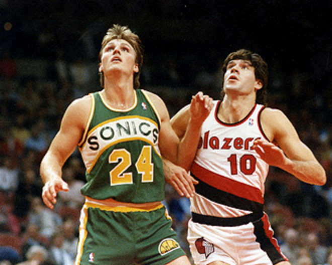 Fernando Mart�n se convirti� en el primer espa�ol que jug� en la NBA. En la imagen, peleando con Tom Chambers.