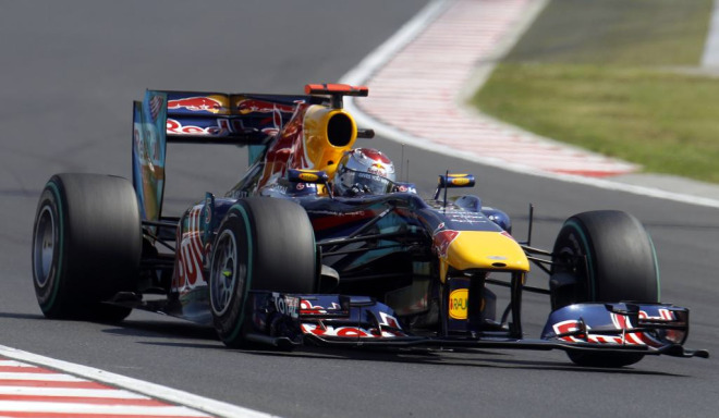 Vettel fue sancionado por los comisarios de carrera con un 'drive through' por superar la distancia m�xima que se puede dejar cuando est� el 'Safety car' en pista.