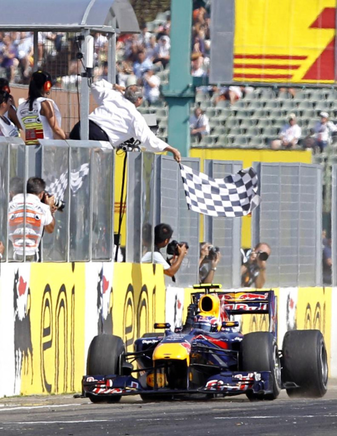 El australiano se coloca as� l�der del mundial de F�rmula 1, superando a Lewis Hamilton que tuvo que abandonar por un problema con los frenos