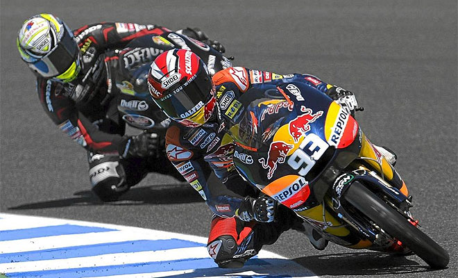 M�rquez sufre el primer contratiempo al irse al suelo tras ser tocado por detr�s y romperse la clav�cula.