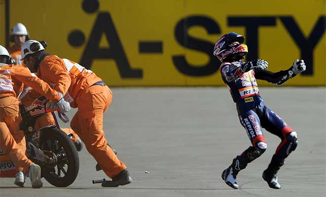 M�rquez se vuelve a quedar sin puntuar al irse al suuelo en la primera curva tras ser arrollado por Krummenacher. Marc se desespera porque ve peligrar el campeonato.