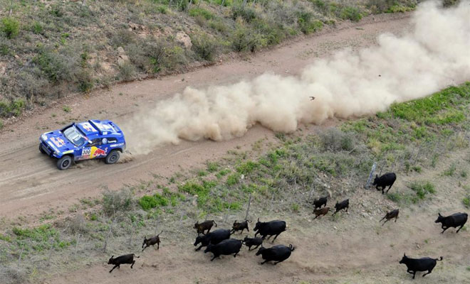 Curiosa imagen de Carlos Sainz en el Dakar 2011.