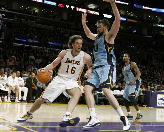 Los Grizzlies pasaron por encima de los Lakers en Los �ngeles en un partido en el que la defensa de Marc Gasol super� a su hermano Pau Gasol.