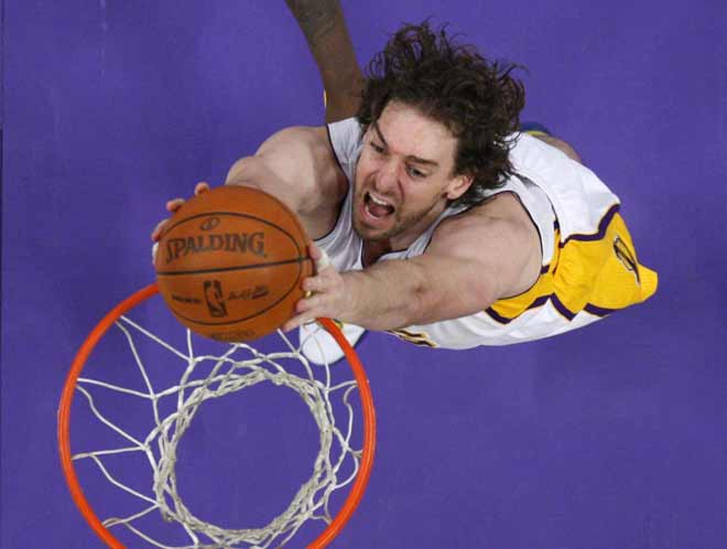 Los Grizzlies pasaron por encima de los Lakers en Los �ngeles en un partido en el que la defensa de Marc Gasol super� a su hermano Pau Gasol.