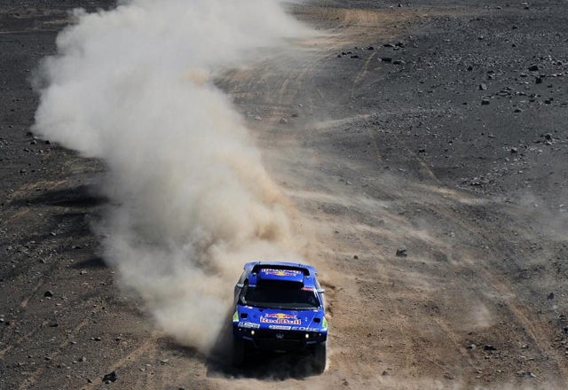 El piloto madrile�o tuvo un buen d�a y recort� m�s de dos minutos al l�der en coches, Al-Attiyah, qued�ndose a 3:18 del qatar�