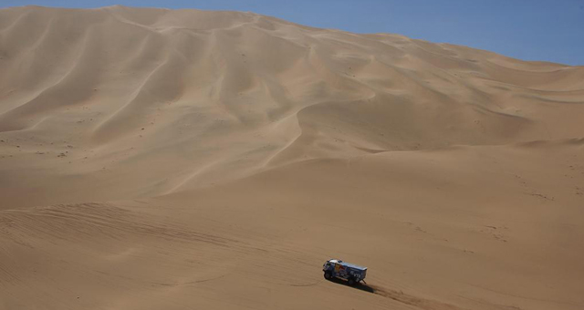 Con la inmensidad de las dunas como escenario atravesaba el desierto el ruso Vladimir Chagin en la categor�a de coches.
