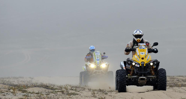 Petar Cenkov de Bulgaria y Daniel Mazzucco de Argentina avanzando entre la niebla que acompa�� a los participantes durante parte de la etapa.