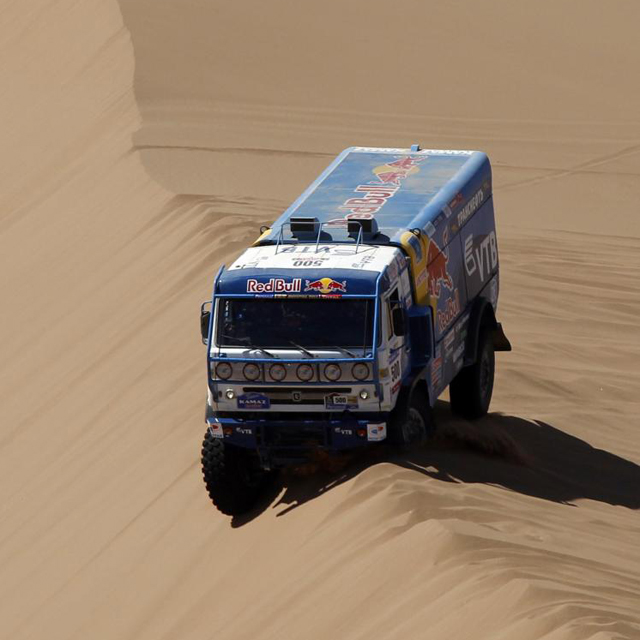 El ruso Chagin coronando una de las innumerables dunas que salpicaban la ruta de la novena jornada de 235 kil�metros de distancia.