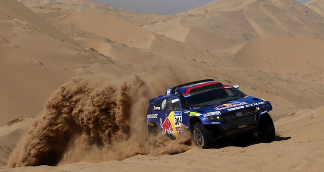 El estadounidense Mark Miller al volante de su Volkswagen Toaureg luchando contra el elemento m�s duro del Dakar, la arena.