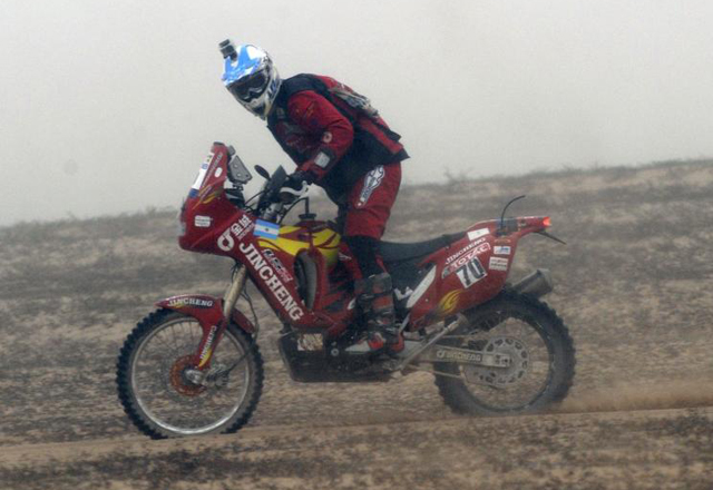 Desviando su atenci�n del camino el argentino Pablo Pascual dirig�a su mirada hacia la c�mara que segu�a su evoluci�n en la carrera.