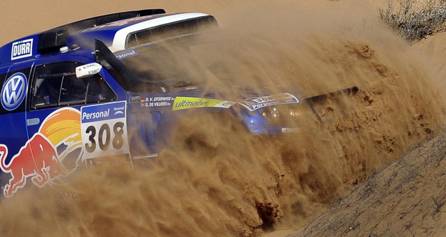 El sudafricano Giniel de Villiers sufriendo un cl�sico contratiempo del Dakar a causa de la gran cantidad de arena acumulada que no le permit�a traccionar bien.