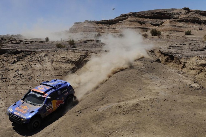 El qatar� Al Attiyah es l�der de la prueba con m�s de 50 minutos de ventaja sobre el surafricano Giniel De Villiers, que este jueves fue tercero y super� a Sainz en la general.