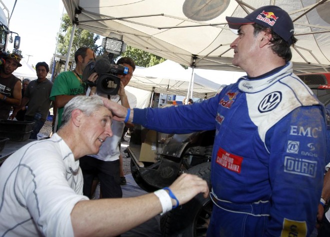 Sainz cont� con la ayuda de su compa�ero de equipo, el estadounidense Mark Miller, que le dio los repuestos y lo ayud� a reparar su autom�vil.