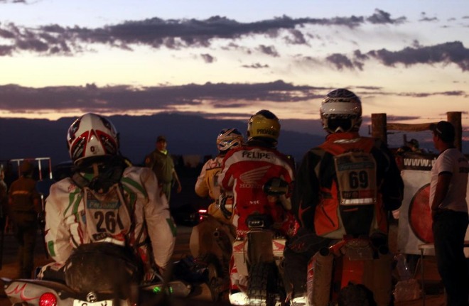Varios participantes del Dakar esperan en el punto de salida a que de comienzo la und�cima etapa del rally. Mientras tienen la oportunidad de disfrutar del amanecer de Chilecito.