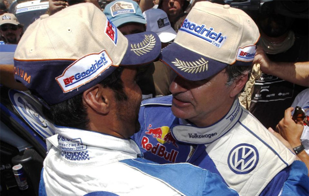 Carlos Sainz demostr� ser un caballero al ir a felicitar a su compa�ero Al Attiyah por su triunfo en el Dakar. Los dos volvieron a tener esta edici�n alg�n roce.