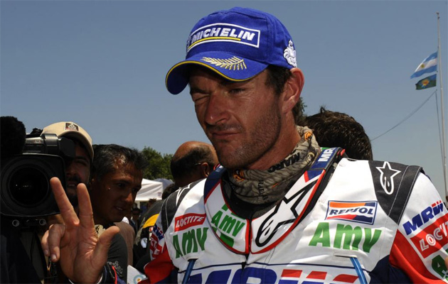Marc Coma ya tiene tres Dakar en su palmar�s. El piloto catal�n pos� de esta guisa ante las c�maras tras proclamarse campe�n en Buenos Aires