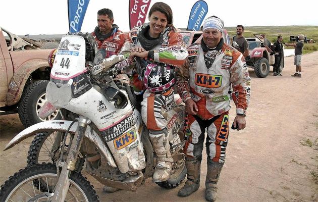 Laia Sanz fue la mujer m�s r�pida del Dakar. La espa�ola pos� as� de sonriente con Jordi Arcarons en la meta de Buenos Aires.