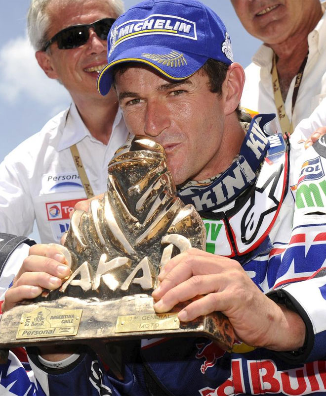 El espa�ol Marc Coma (KTM) ha recibido en el Centro de Exposiciones de La Rural de Buenos Aires el trofeo que le acredita como campe�n del Rally Dakar 2011, convirti�ndose en el primer piloto nacional con tres cetros en su haber.