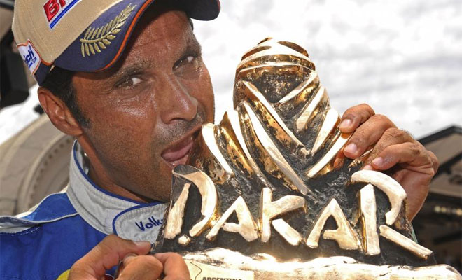 En coches, Al-Attiyah tom� el testigo de su compa�ero de equipo Carlos Sainz, en esta ocasi�n tercero, con el sudafricano Giniel de Villiers como subcampe�n en un nuevo 'triplete' de Volkswagen, que ha vuelto a demostrar que no tiene rival.