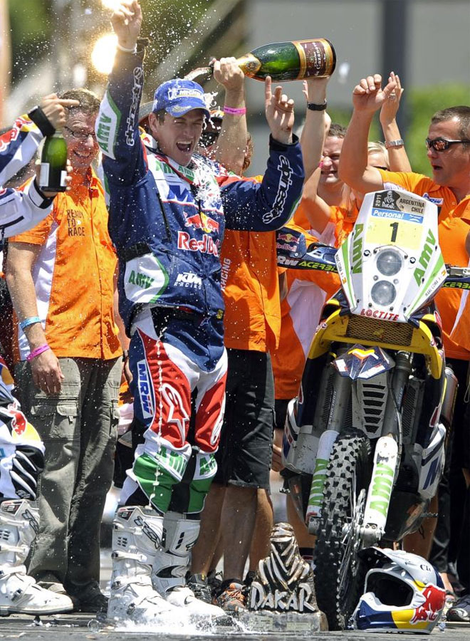 Coma fue premiado junto al qatar� Nasser Al-Attiyah (Volkswagen), vencedor en coches, el ruso Vladimir Chagin (Kamaz), que logr� su s�ptima victoria en camiones, y el argentino Alejandro Patronelli, que sucede a su hermano Marcos como campe�n en quads.