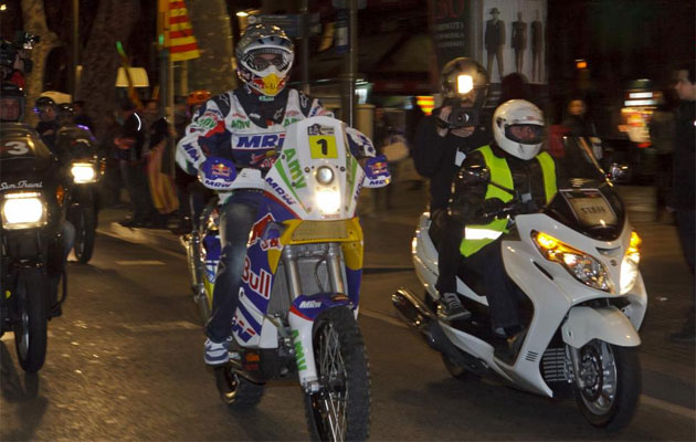 El ganador del Dakar lleg� montado en su moto al Palacio de la Generalitat.