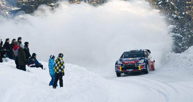 Sebastien Ogier y Julien Ingrassia, de Francia, levantando un impresionante manto de nieve al derrapar en una curva durante el trazado de la 14� jornada.