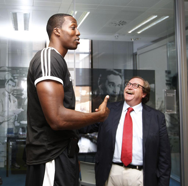 Howard charla con Paco Justicia, director adjunto de MARCA