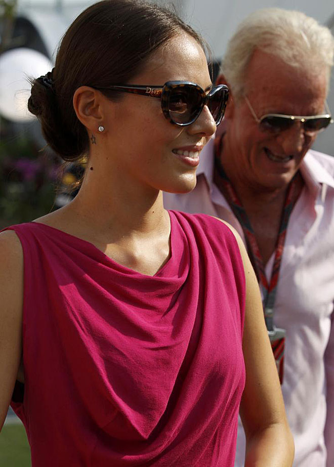 La novia de Jenson Button, Jessica Michibata, no quiso perderse la carrera de Singapur y apoy� en todo momento a su pareja.