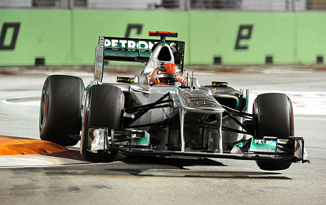 El piloto de Mercedes sufri� un aparatoso accidente al intentar adelantar a Sergio P�rez. El monoplaza del alem�n estuvo a punto de salir por los aires.