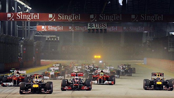 El piloto asturiano logr� adelantar dos posiciones en una impresionante salida. Alonso, que sal�a quinto, se puso tercero tras la primera curva.