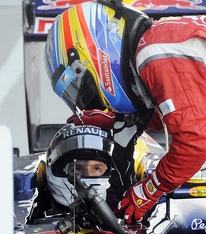Fernando Alonso fue el primero en felicitar a Vettel antes de que se bajara del coche y luego tambi�n fue el primero en hacerlo ante los medios.