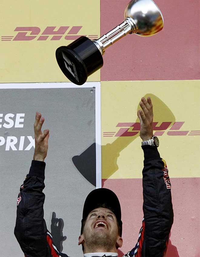 Seb se volvi� 'loco' en el podio. Hata tir� al aire la copa de tercer clasificado.