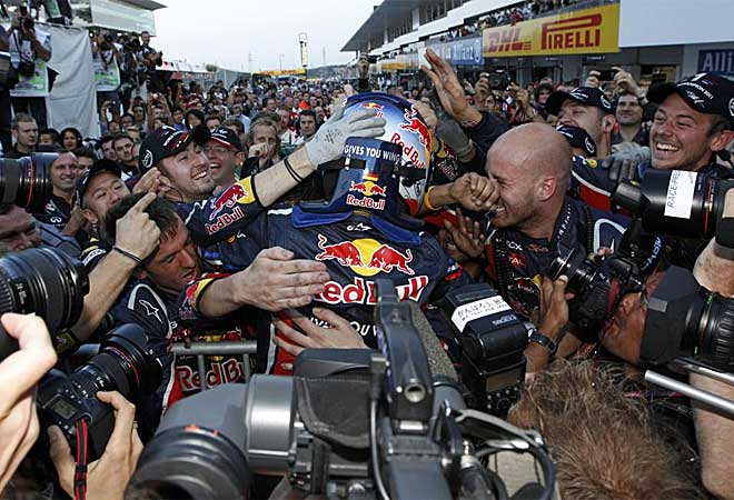 Sebastian sali� del coche corriendo y se fue a celebrarlo con su equipo, que le estaba esperando para felicitarle.
