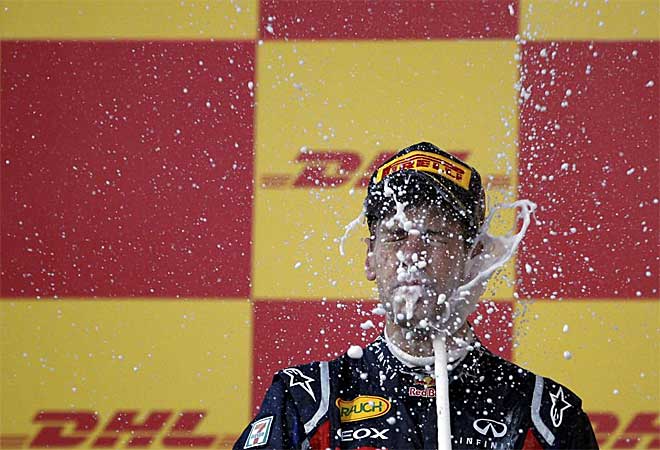 Sebastian Vettel se ba�� en champ�n para celebrarlo.