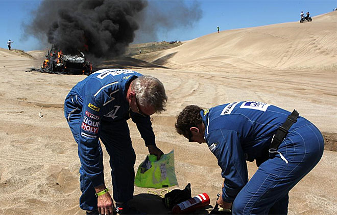El sudafricano Alfie Cox y su copiloto Jurgen Schroder dijeron adi�s al Dakar al incendiarse su coche.