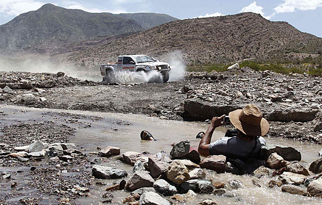 Cualquier sitio es bueno para ver el Dakar y tomar fotos, aunque sea un charco.