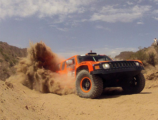 El americano Robby Gordon tuvo que mostrar sus mejores dotes de piloto para salir de esta situaci�n comprometida.