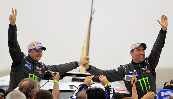 Peterhansel celebr� su d�cima victoria en el Dakar con su copiloto, Jean Paul Cottret.