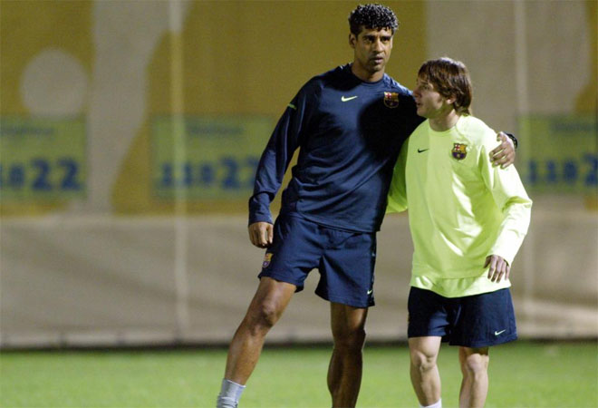 El entrenador Frank Rijkaard fue quien le dio la alternativa en el primer equipo. Fue el holand�s quien le hizo debutar con los mayores.