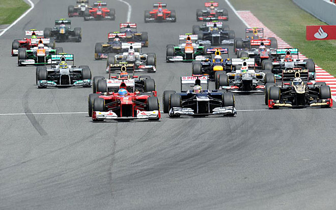 Alonso consigui� ponerse por delante de Maldonado justo antes de llegar a la primera curva.