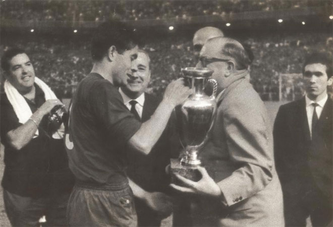 La selecci�n espa�ola de f�tbol conquistaba su primera Eurocopa en 1964.