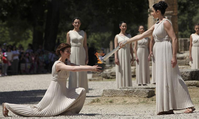09/05/2012: La actriz Ino Menegaki, en el papel de Gran Sacerdotisa de Olimpia, fue escoltada por otras diez mujeres en representaci�n de las V�rgenes Vestales.