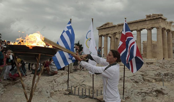 17/05/2012: Tras una semana de recorrido por Grecia, la antorcha ol�mpica es entregada a Londres en una ceremonia.