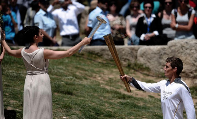 09/05/2012: La actriz Ino Menegaki entrega la llama -lograda con un espejo parab�lico- al campe�n ol�mpico de nataci�n Spyros Yanniotis.