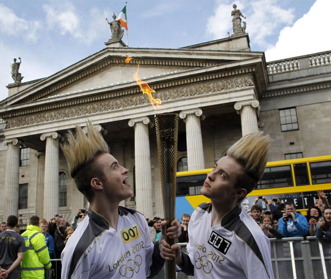 06/06/12: John y Edward Grimes, conocidos como Jedward, ante la Oficina General de Correos de Dubl�n.