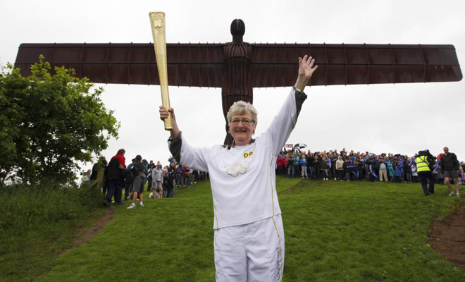 16/06/12: Iris Hutchinson porta la antorcha, frente a la estatua del �ngel, situada al norteorte de Gateshead, noreste de Inglaterra,