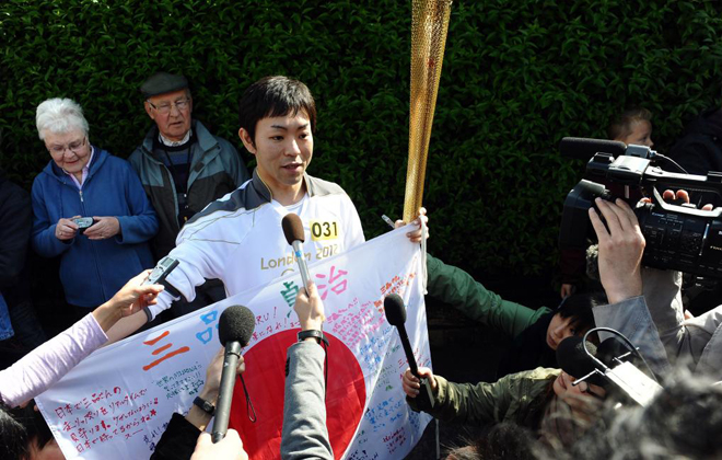 25/06/12: El japon�s, Sadaharu Mishima de 31 a�os de edad, fue elegido por el comit� organizador de los Juegos Ol�mpicos de Londres para portar la antorcha en su paso por la ciudad de Leeds como representante de Jap�n.
Mishima fue v�ctima del terremoto de Jap�n en 2011, se encontraba en su puesto de trabajo en un hotel, cuando tuvo lugar el devastador desastre natural, durante el cual fallecieron miles de personas en el pa�s, entre ellas su hija de s�lo dos a�os.