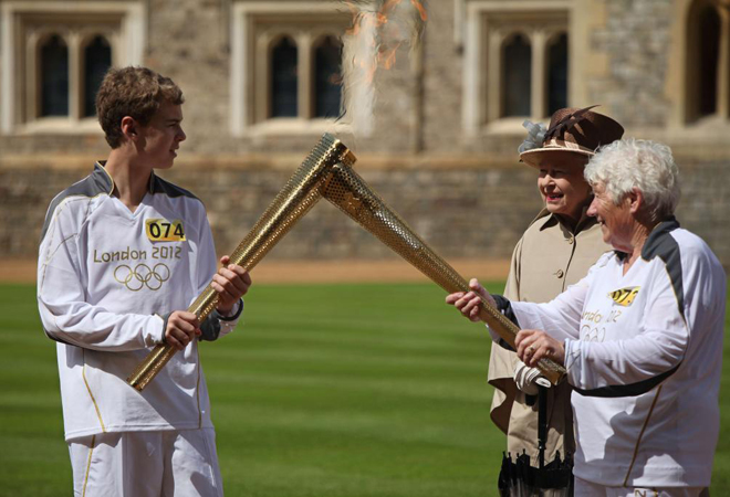 11/07/2012: La Reina Isabel II presencia el intercambio de la LLama Ol�mpica entre Gina Macgregor y Phill Wells