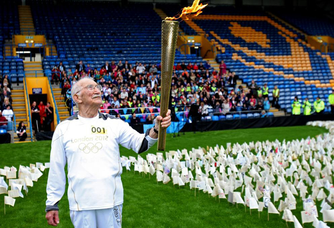 La llama Ol�mpica llega a Portsmouth y hace una parada en el club de f�tbol de la ciudad Fratton Park .